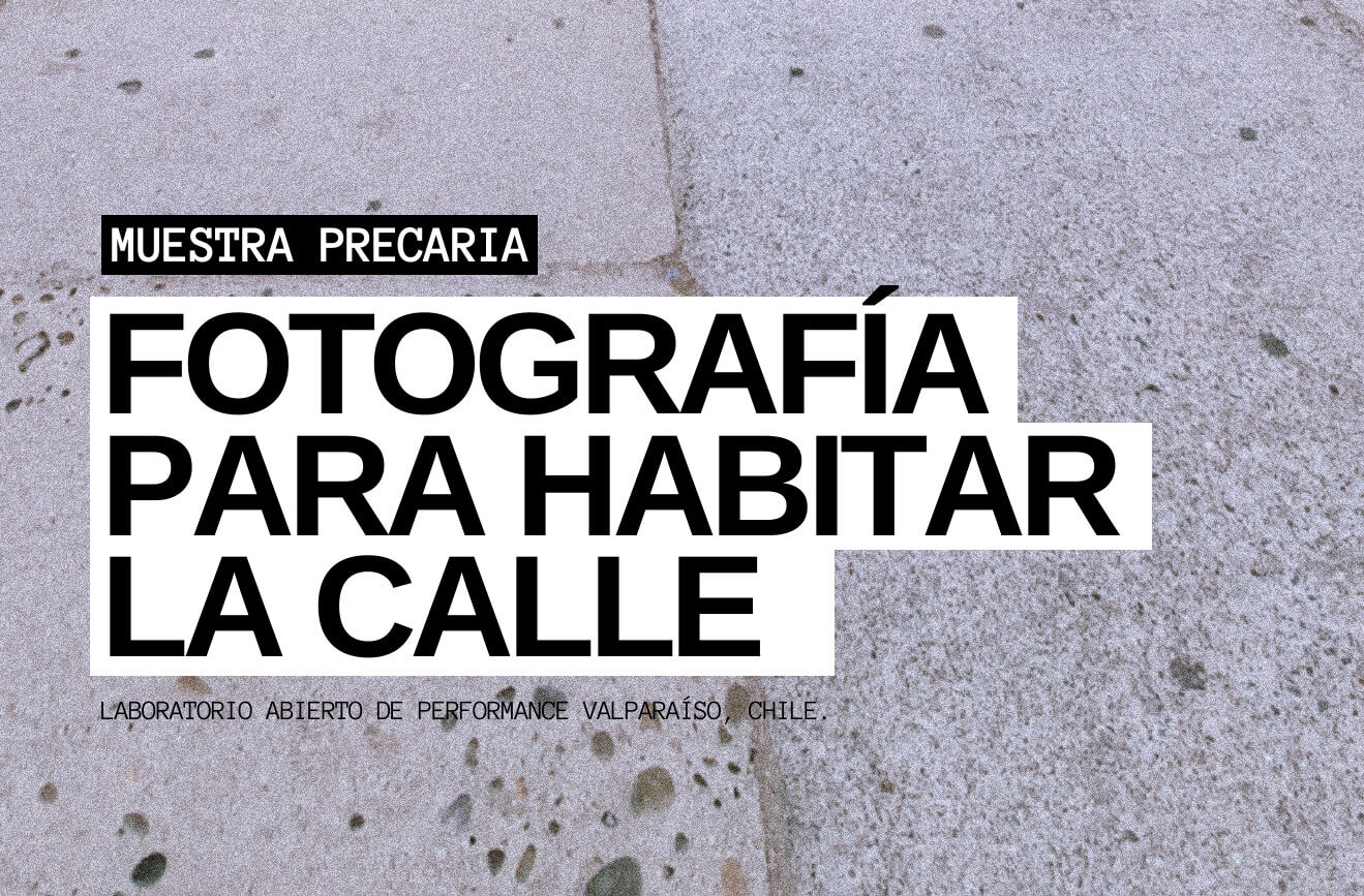 Texto blanco sobre fondo negro que dice Muestra Precaria, y texto negro sobre fondo blanco que dice Fotografía para habitar la calle, todo sobre fondo de suelo de calle