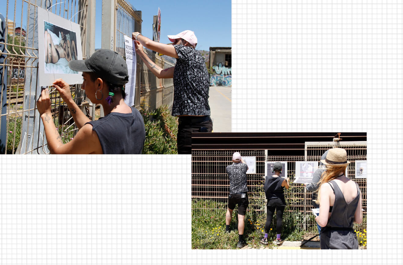 Dos fotografías de personas colgando fotografías impresas sobre una reja, todo sobre un fondo blanco