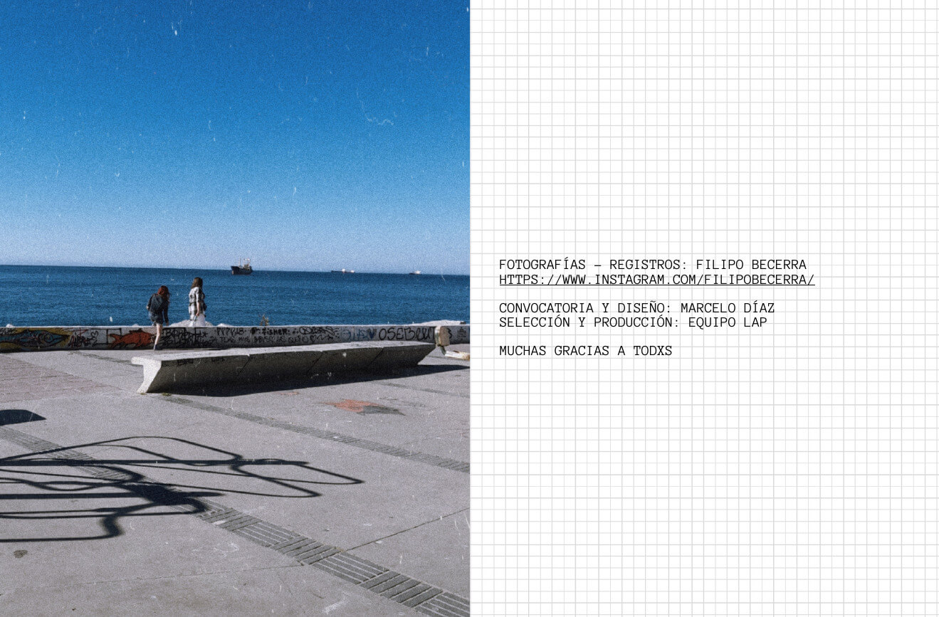 Imagen con una fotografía a la izquierda de unas personas frente al mar, con un barco a lo lejos, y un texto sobre fondo blanco a la derecha