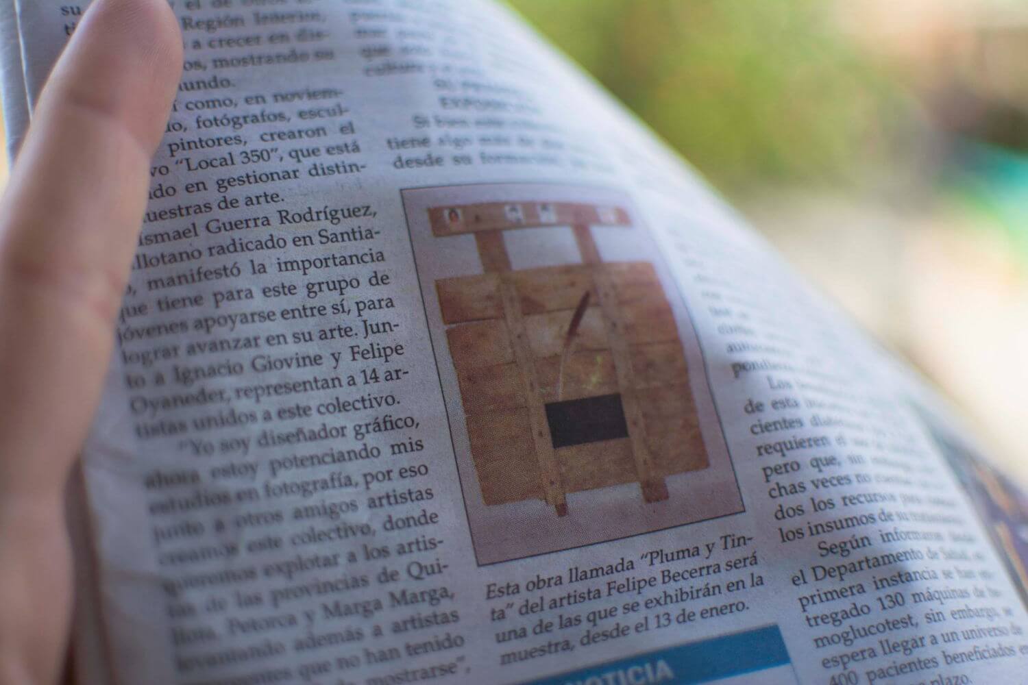 Fotografía de la página interior de un periódico mostrando el detalle de una compuerta de madera