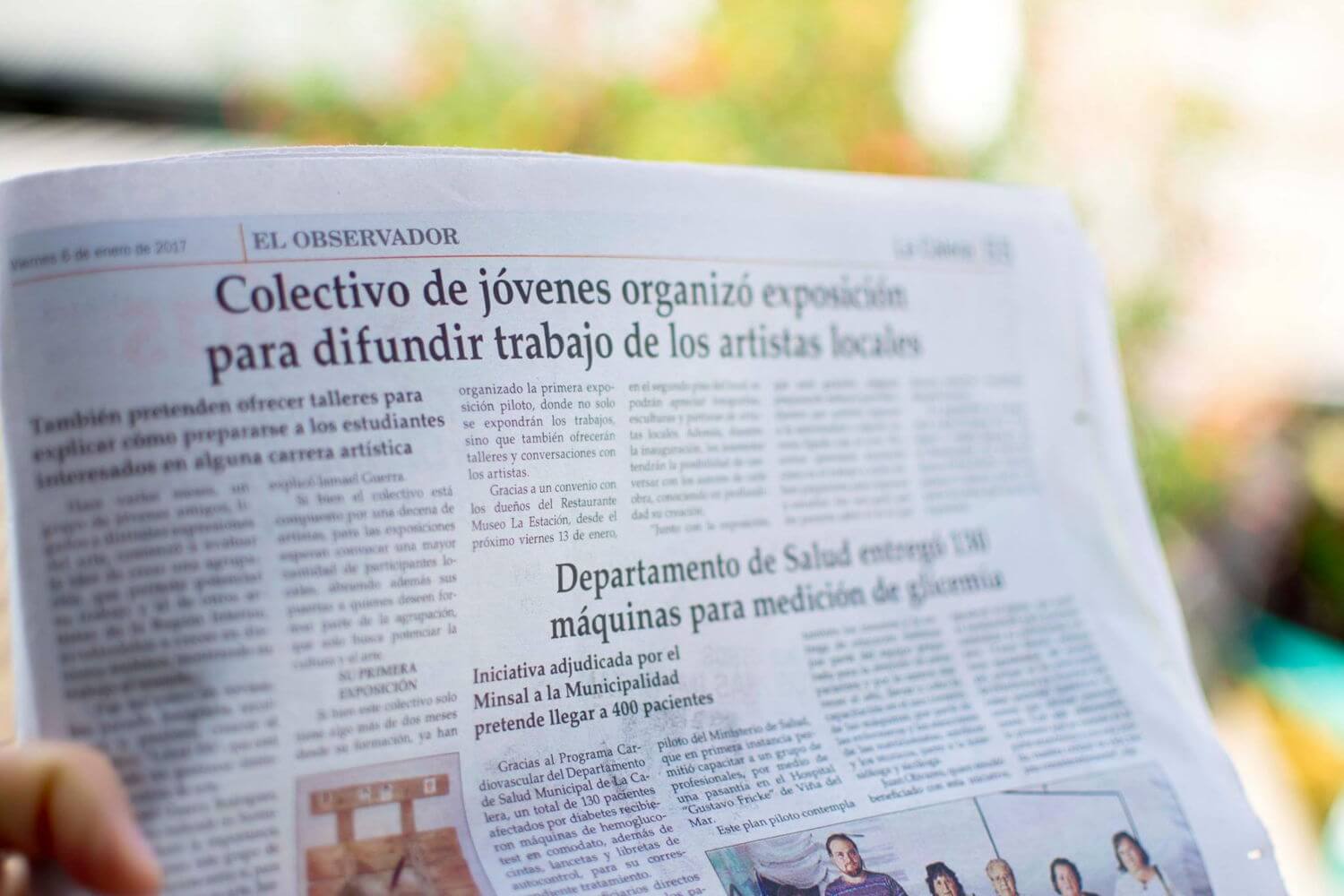 Fotografía de la página interior de un periódico que dice Colectivo de jóvenes organizó exposición para difundir trabajo de los artistas locales