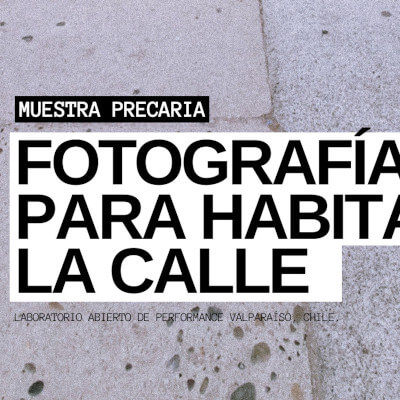 Texto blanco que dice Muestra Precaria, y texto negro con fondo blanco que dice Fotografías para habitar la calle, todo sobre la fotografía del suelo de una calle