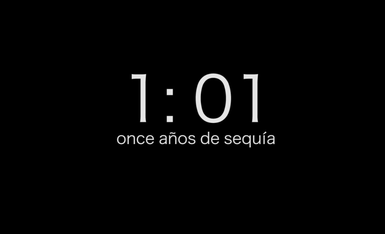 Texto gris claro sobre fondo negro que dice 1 01 once años de sequía