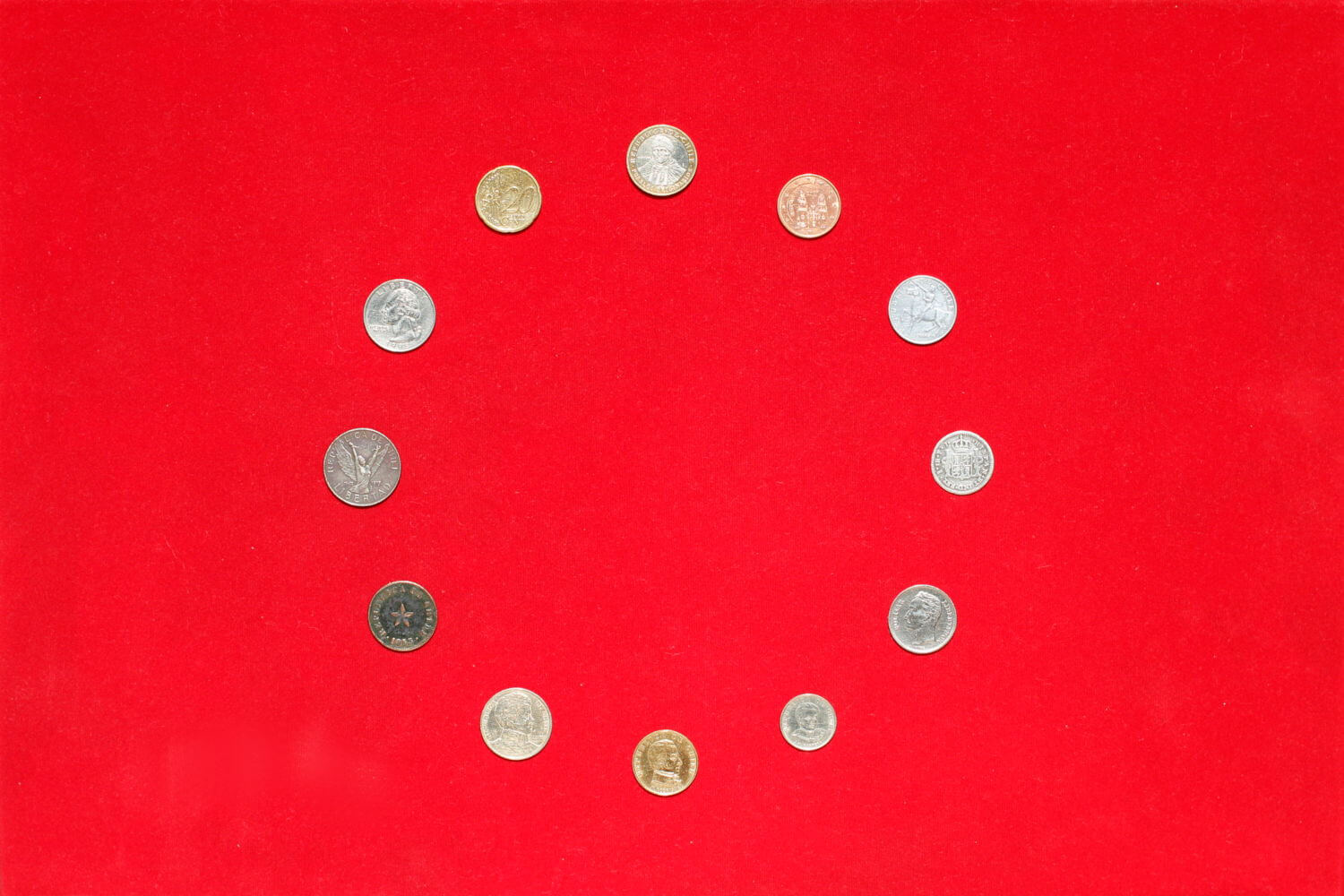 Círculo de 12 monedas sobre fondo rojo